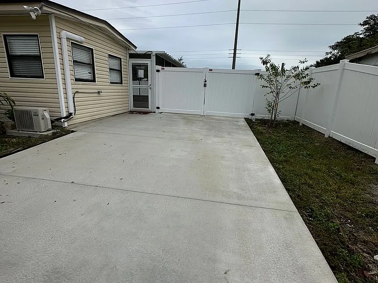 2337 Greenwood St — Photo 7