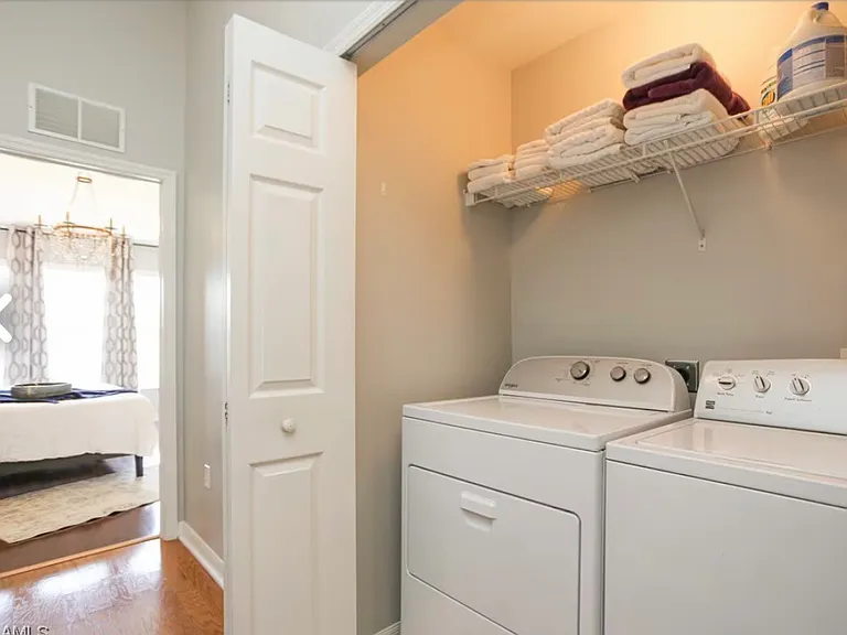 960 Hampton Cir — Photo 12