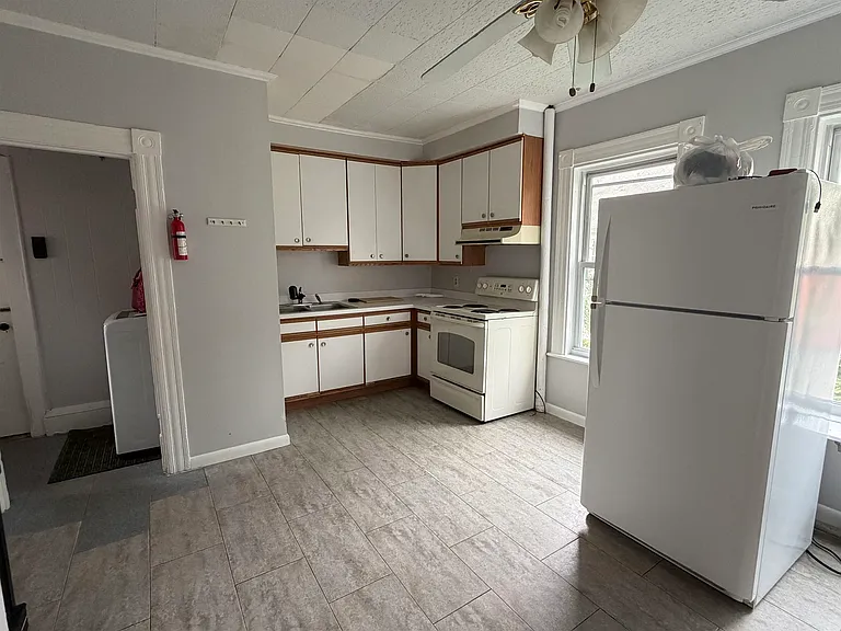 94 Ashland St — Photo 2