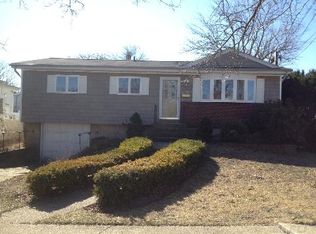 3878 Darby Ln, Seaford, NY 11783