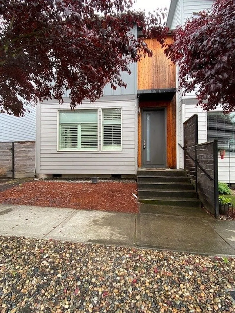 Beautiful 3bd 2.5ba Modern Townhome — Photo 1