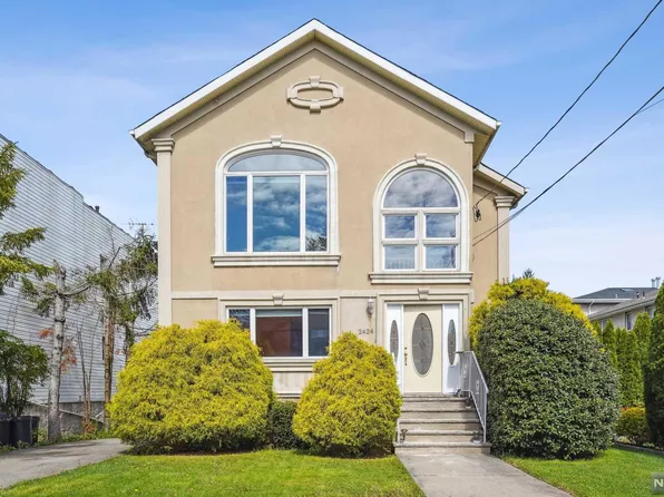 2424 Camner St, Fort Lee, NJ 07024