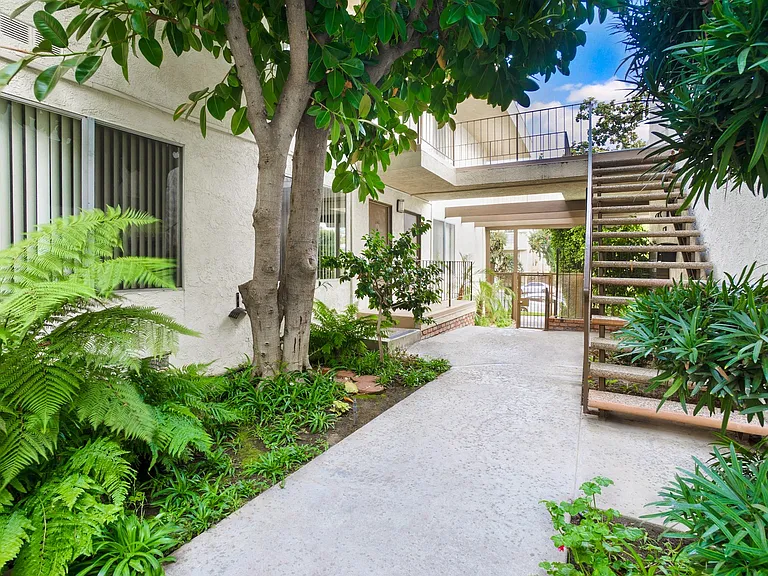 13157 Riverside Dr — Photo 31