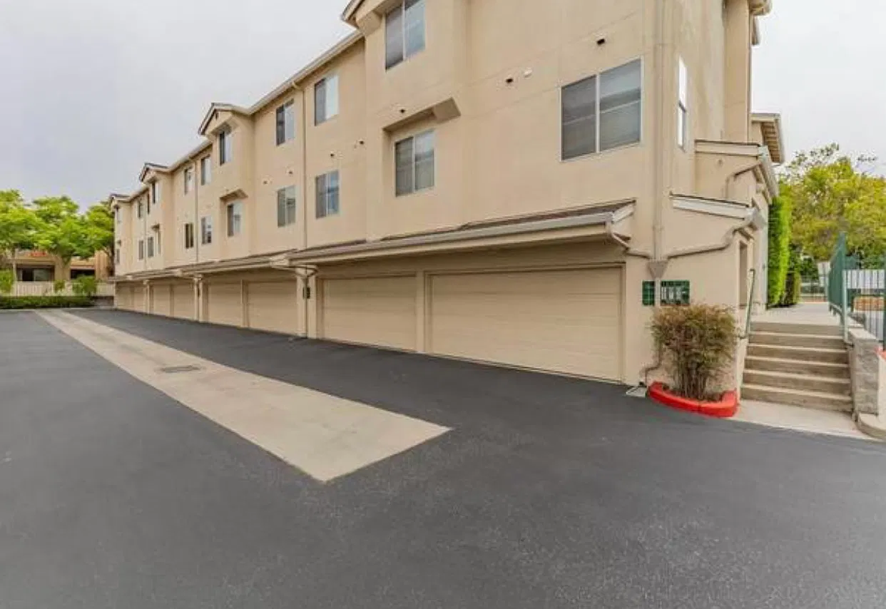 2 bed, 1076 sqft, $3,800 — Photo 2