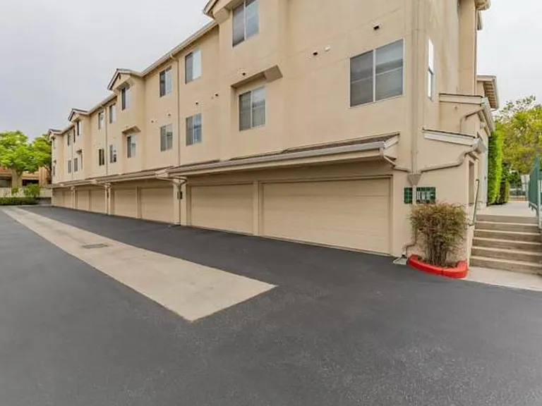 110 Everson Dr — Photo 2