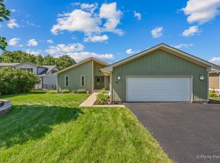 30 Holiday Dr, Somonauk, IL 60552