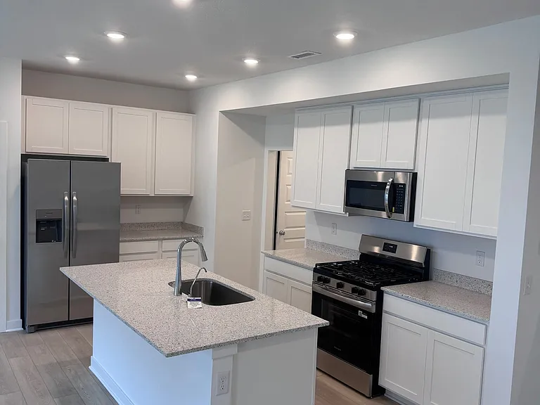 Kitchen (angle 3)
Spacious island perfect for cooking and entertaining