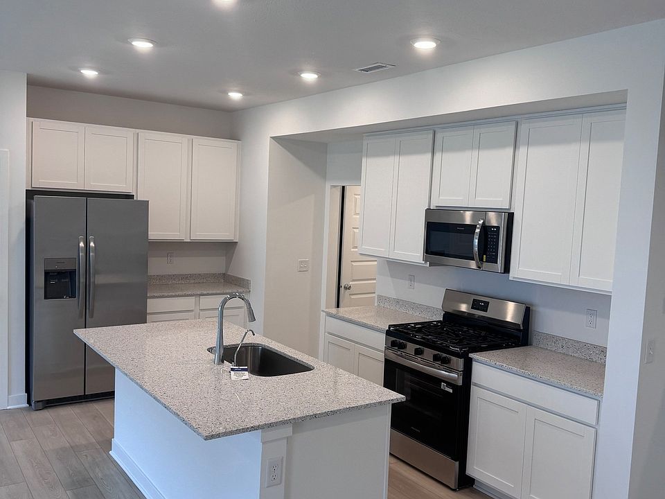 Kitchen (angle 3)

Spacious island perfect for cooking and entertaining