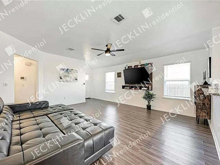 105 Kleberg Ct — Photo 6