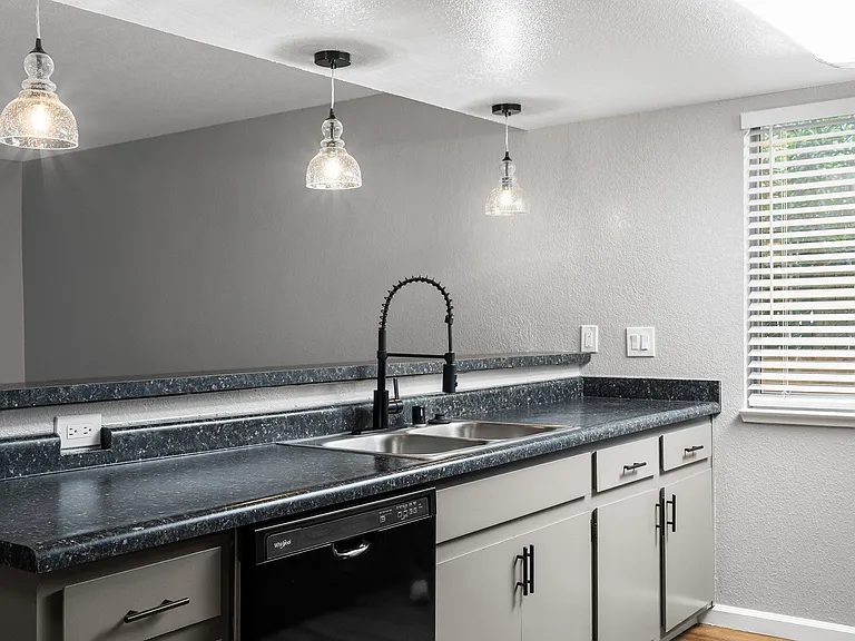 Redwood Cove Apartments — Photo 6