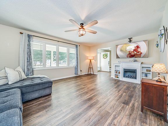 3rd image of 130 Brandywood Ln