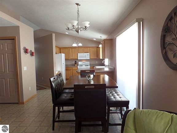 4th image of 2055 Seaview Dr