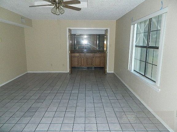 3rd image of 402 W Lincoln Ave