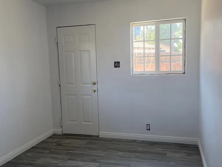 1216 W Newgrove St — Photo 5