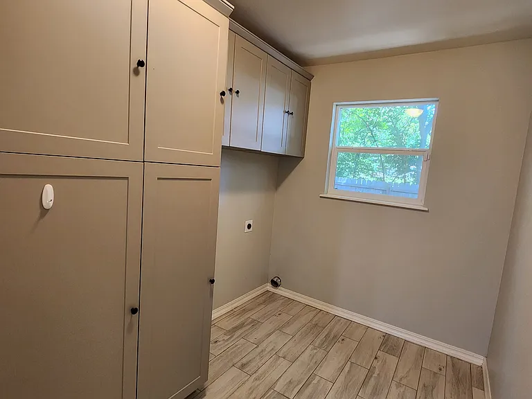 2010 E Foster Dr — Photo 8