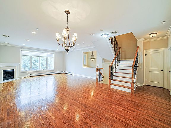5th image of 2462 3rd St #2462