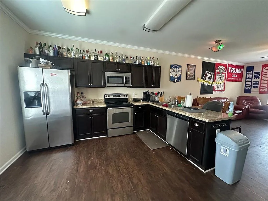 3 bed, 3.5 bath, 1728 sqft, $1,950 — Photo 2