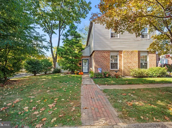 17 Hollybrooke Dr, Langhorne, PA 19047