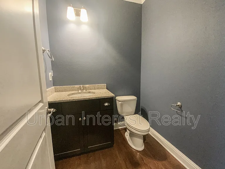 403 King St — Photo 15