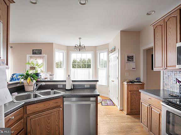 5th image of 108 Dell Ct