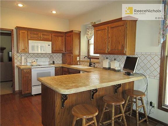 Super Kitchen with Shirestone Counters. Breakfast Bar