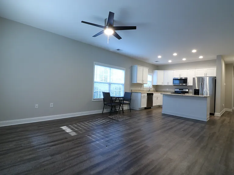 383 E Woodland Dr — Photo 2