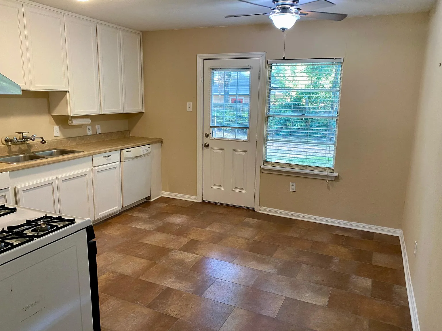 3 bed, 840 sqft, $1,475 — Photo 3