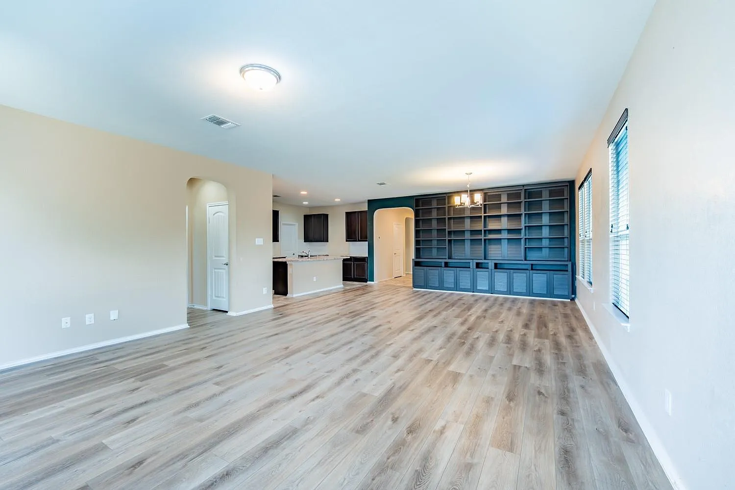 4 bed, 2.0 bath, 1967 sqft, $1,950 — Photo 4