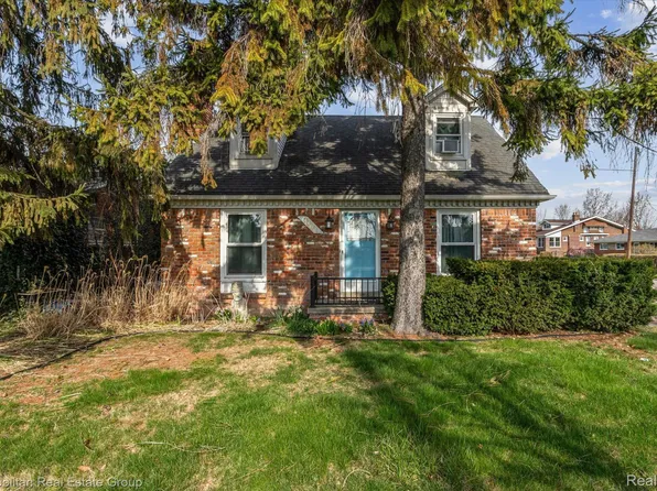 33041 Jefferson Ave, Saint Clair Shores, MI 48082