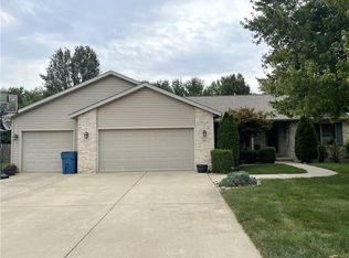 242 Prairie Grass Rd, Chatham, IL 62629