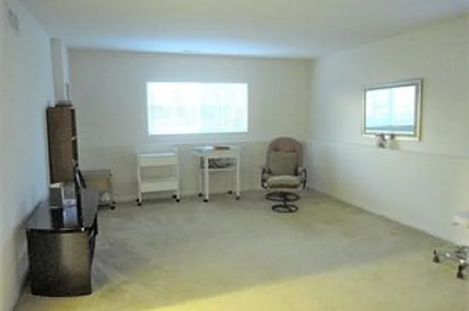 429 Grosvenor Ln — Photo 11