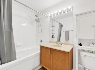 437 W Division St, Chicago, IL 60610