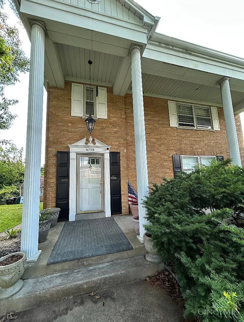 2 bed, 1.0 bath, $1,400 — Photo 2
