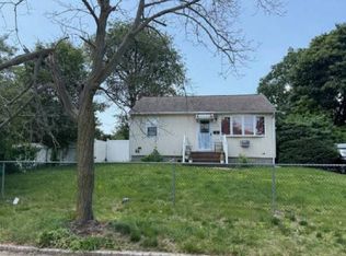 938 N Putnam Ave, Lindenhurst, NY 11757