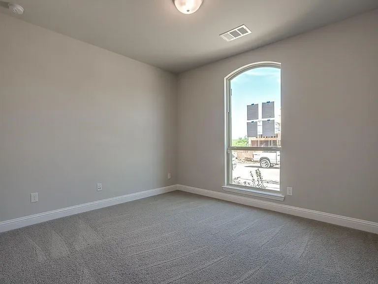 736 Carlisle Dr — Photo 5