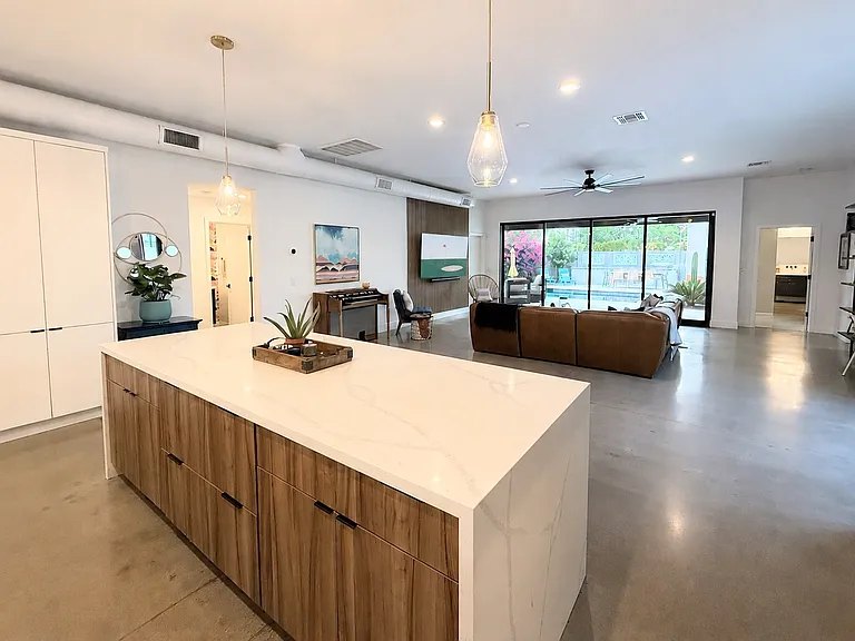 1140 E Sheridan St — Photo 2