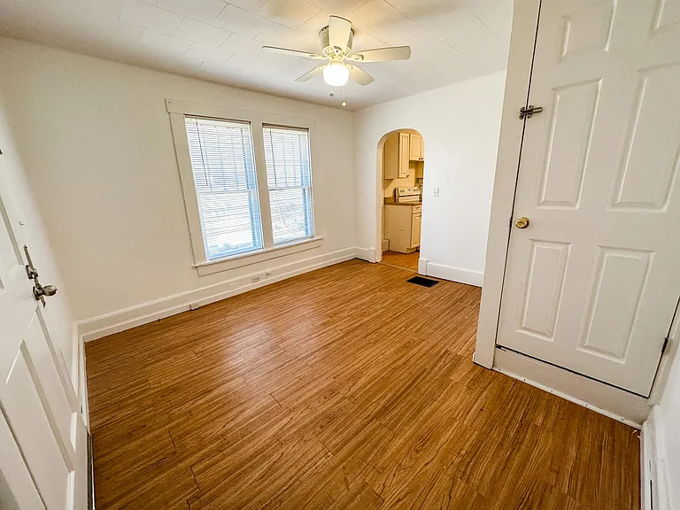 1025 Prickett Ave — Photo 8