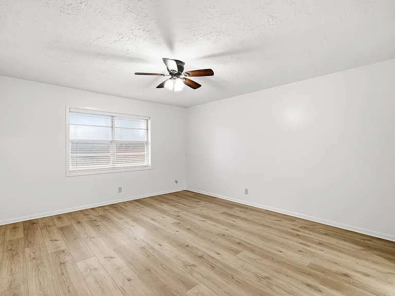 301 N Manor Dr #B — Photo 7