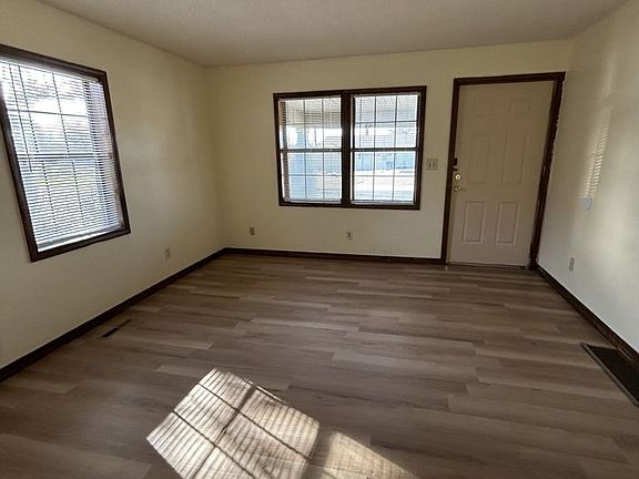 2nd image of 910 N Grand Ave