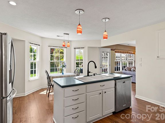3rd image of 307 Roxbury Pl