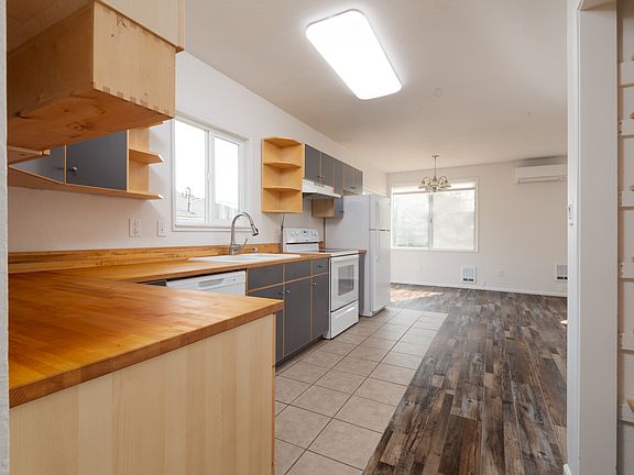 4th image of 10261 Occidental Ave S