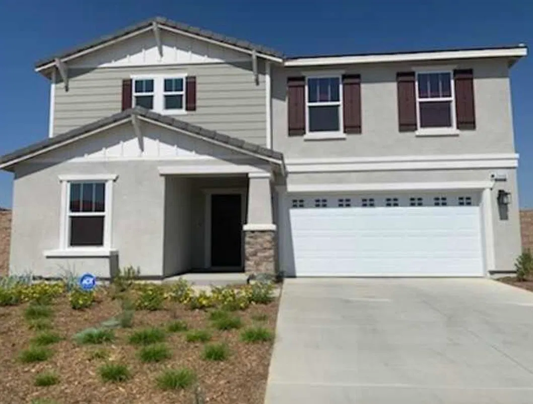 4 bed, 2400 sqft, $1,300 — Photo 2