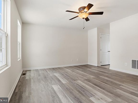 5th image of 371 Dickens Dr