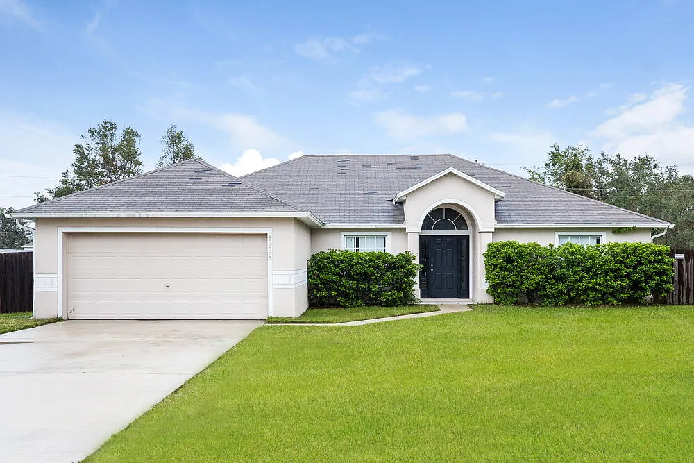 4 bed, 2.0 bath, 1827 sqft, $2,365 — Photo 1