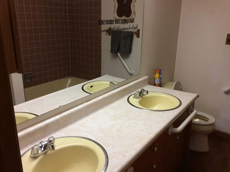 Double sinks in the main bath