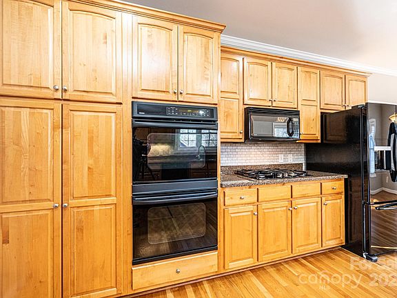 5th image of 1107 Fox Chase Dr