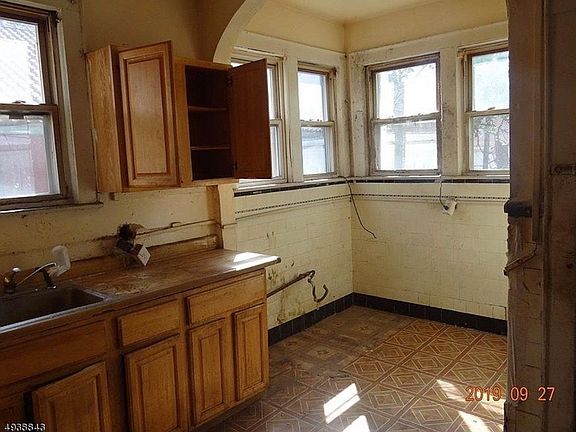 2nd image of 28 Arsdale Pl