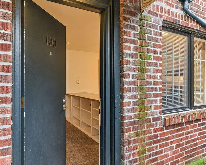 100 W Olympic Pl — Photo 24