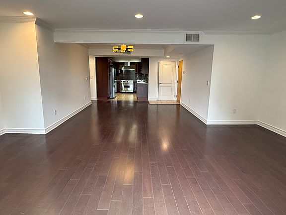 2nd image of 11911 1/2 Mayfield Ave #401