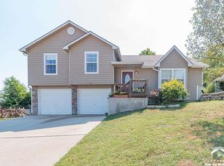 120 Twin Cedar Dr, Tonganoxie, KS 66086